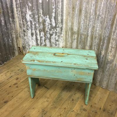 PRIMITIVE STOOLS